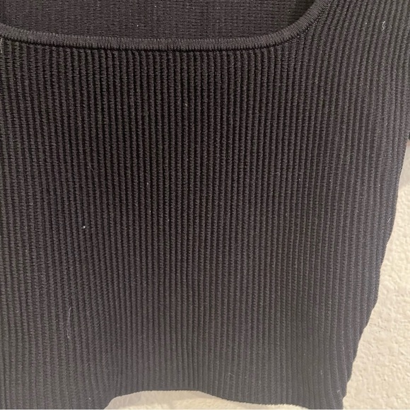 Aritzia Babaton black ribbed cropped xxsmall top figure hugging - Picture 5 of 7